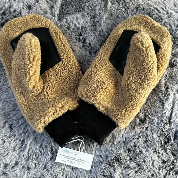 Intrend by Max Mara Plush Effect Mittens Size: OS New Fall / Winter Color: Camel - Picture 3 of 10